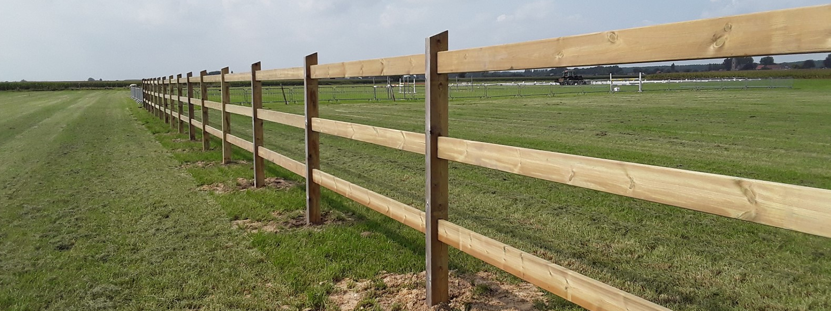 Houten afsluiting voor paardenwei met houten palen voor klant uit regio Lievegem