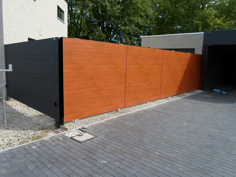 Moderne afsluiting in hout met automatische zwarte poort voor klant regio Sleidinge