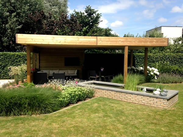 Tuinhuis met overkapping modern hout in tuin gezet door De Meyer uit Sleidinge