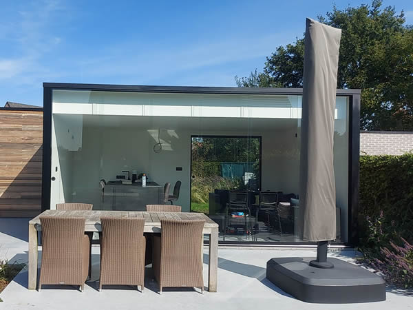 Poolhouse plat dak met terrasoverkapping door hout en bouw bedrijf De Meyer Oost Vlaanderen