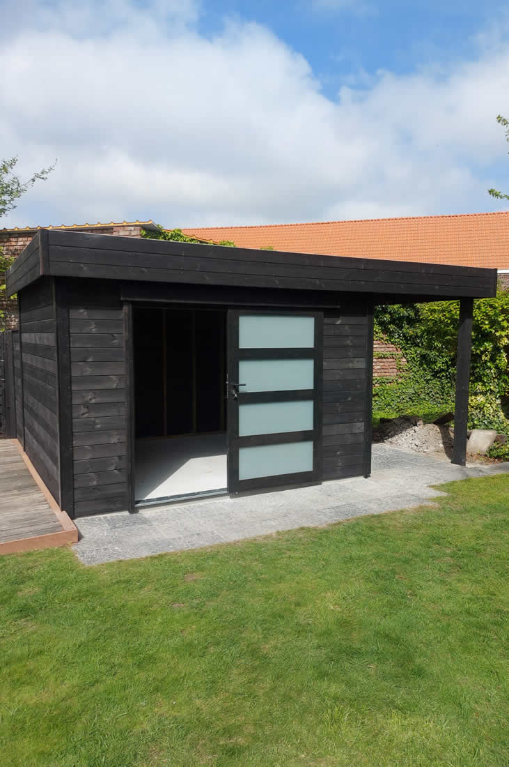 Moderne tuinberging in zwart hout met glazen deur en overkapping voor houtopslag voor klant regio Lievegem