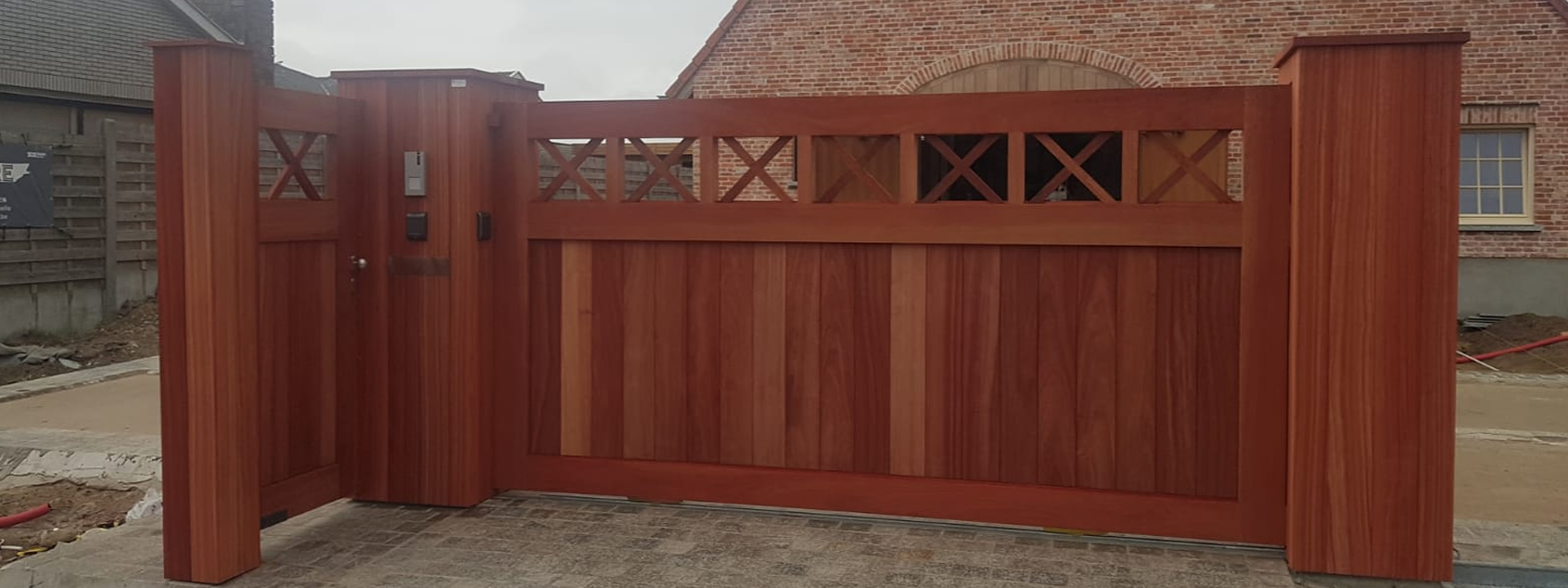 Landelijk moderne houten poort met geïntegreerde automatisatie en bel voor klant uit Oost Vlaanderen