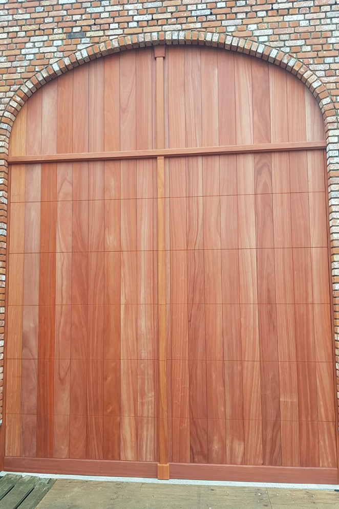 Grote landelijke houten poort als inkom rustiek gebouw voor klant uit Oost Vlaanderen