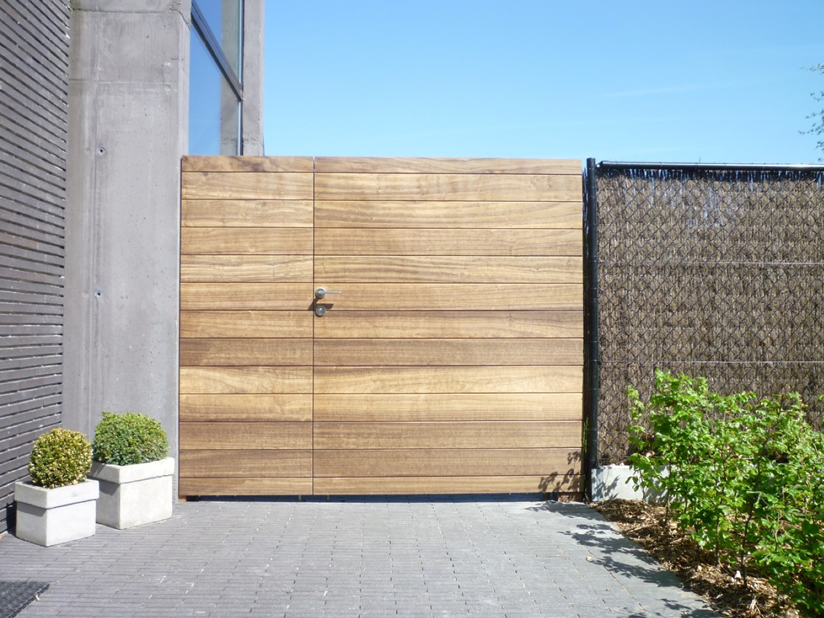 Modern landelijke houten buitendeur als poortingang tuin voor klant regio Sleidinge