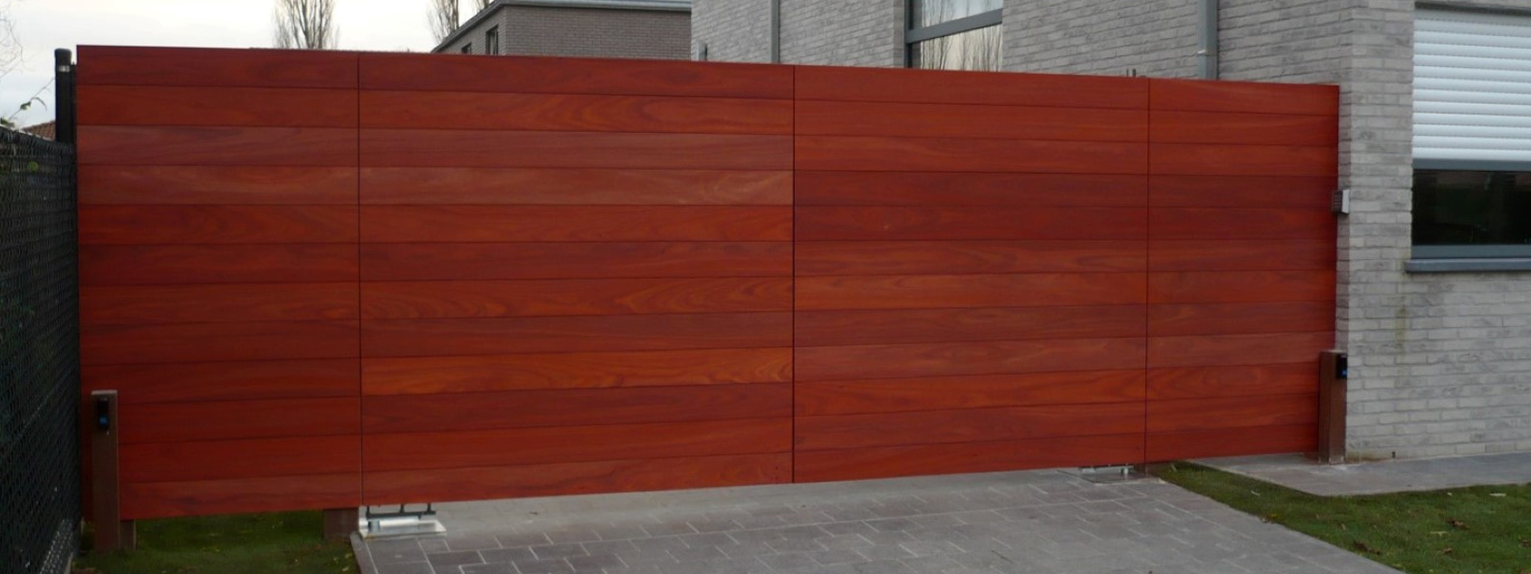 Moderne rood houten poort met automatisatie voor klant uit regio Sleidinge