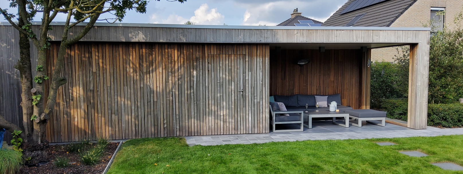 Modern bijgebouw met overkapping terras in padouk regio Gent