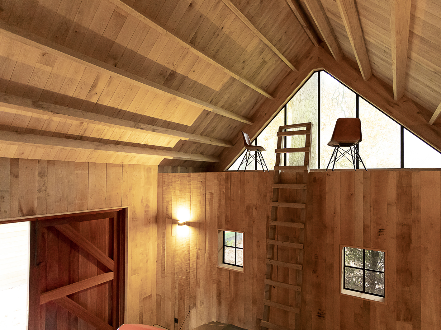 Binnenafwerking bijgebouw in hout met open ruimte bovenaan in landelijk moderne stijl regio Evergem